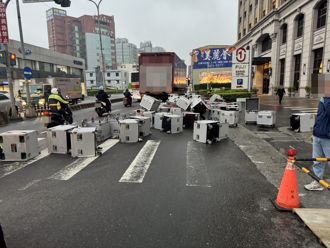 大貨車左轉120鐵箱散落 汐止大同路交通一度受阻