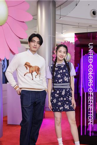 宋柏纬合体李沐 互相接话、谈情侣穿搭好默契