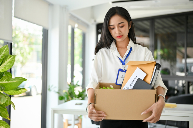 一名工作能力强的年轻妹妹遭公司裁员，另一位事倍功半的中年女同事却留下，让原PO非常不解。（示意图：shutterstock／达志）