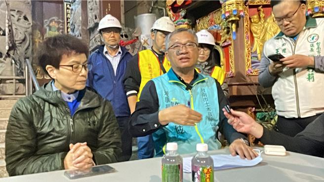 台南天坑案災情持續衍生，台南市土木技師公會理事長許引紘說明目前監測民宅傾斜度，均安全無虞。（寶智華攝）