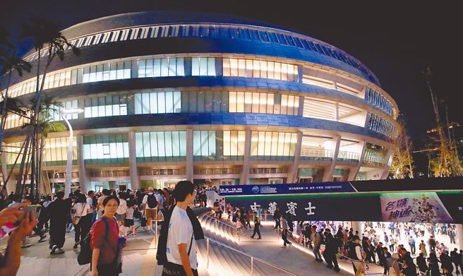 上周台日职棒交流赛在北市大巨蛋举行，盛况空前，也带来无限商机。(图／资料照)