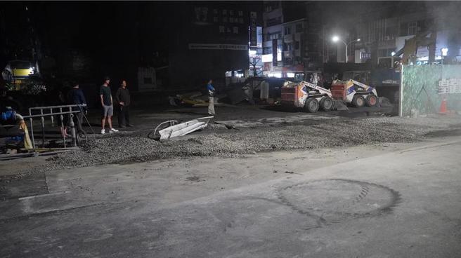台南市天坑案，五妃街坑洞共注入320方混凝土，於7日0時30分填平坑洞。（寶智華攝）