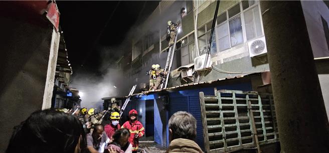 台南市北門區三光里盧竹溝一棟透天厝7日凌晨發生火警，屋主聽到警鈴聲，立即叫醒樓上的妻小4人避難，消防人員抵達後將人員都平安救出。（讀者提供／張毓翎台南傳真）