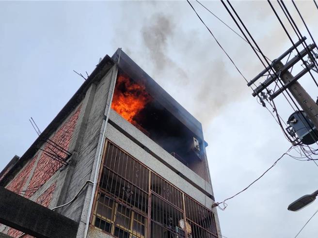 彰化县花坛乡中山路二段1处民宅7日早上7点多发生火警，屋内1名53岁的独居男子逃生不及丧命。（民眾提供／孙英哲彰化传真）