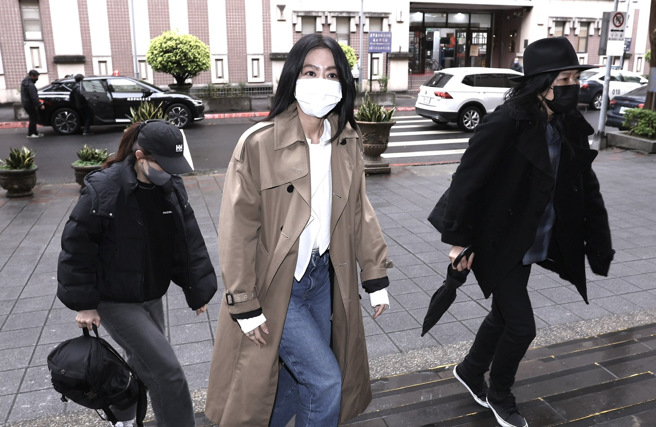 歌手陳綺貞（見圖）與添翼文創負責人鍾成虎撕破臉，鍾提告陳涉犯著作權法。台北地檢署7日二度傳喚陳以被告身份出席開庭。（陳俊吉攝）