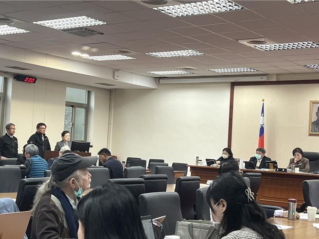 经济部今天赴立法院进行「电价调涨对产业、民生衝击研拟配套措施」专案报告，表示调整会依照5原则进行。(王玉树摄)