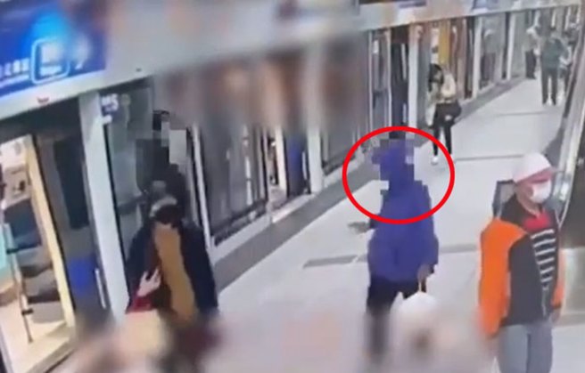 朝2名黑丝妹泼臭酸水，北捷车站「变态怪客」中和落网。(中时资料库)