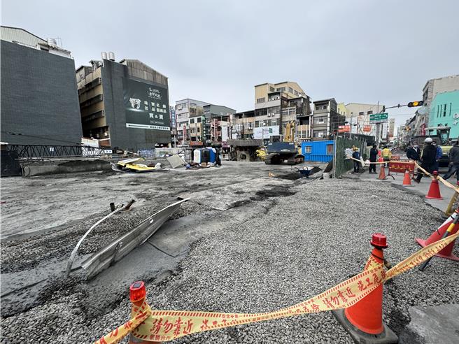 五妃街坑洞已完成灌浆，今天将铺平路面，恢復双向通车。（曹婷婷摄）