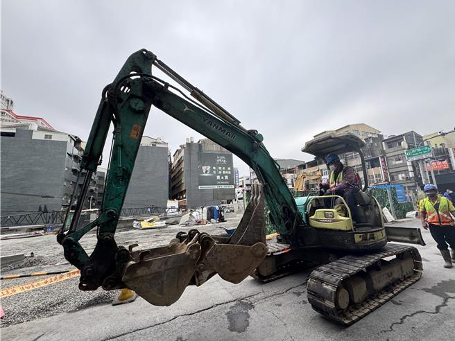 大型机具持续在五妃街施工。（曹婷婷摄）