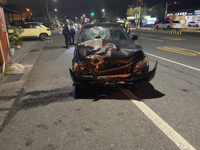 恶劣！轿车连闯红灯狂飙慢车道，「撞飞3机车」害1死3伤。(叶庭欣/翻摄)