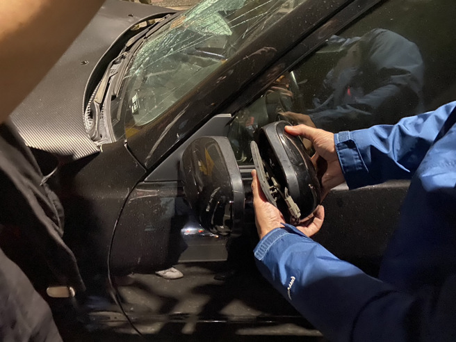 恶劣！轿车连闯红灯狂飙慢车道，「撞飞3机车」害1死3伤。(叶庭欣/翻摄)