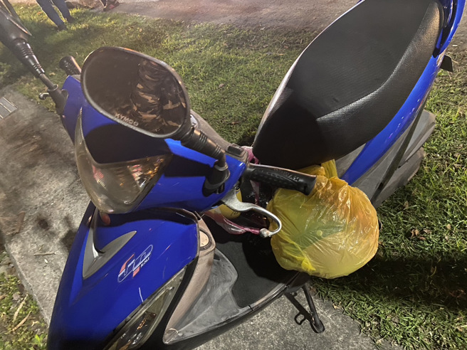 恶劣！轿车连闯红灯狂飙慢车道，「撞飞3机车」害1死3伤。(叶庭欣/翻摄)