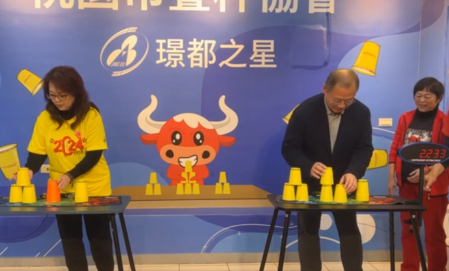 赵永馨和吴志扬亲自示范迭杯。（图／FB@吴志扬）