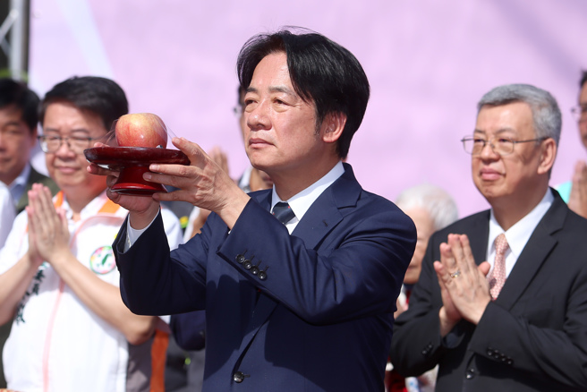 准总统赖清德（中）新内阁人事备受关注。图右为行政院长陈建仁。（资料照,黄世麒摄）