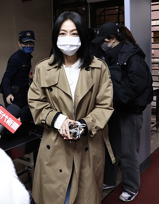 歌手陳綺貞（見圖）與添翼文創負責人鍾成虎撕破臉，鍾提告陳涉犯著作權法。台北地檢署7日二度傳喚陳以被告身份出席開庭。（陳俊吉攝）