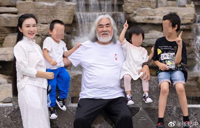 張紀中與嫩妻共同迎接第三胎龍寶寶。（圖／張紀中微博）