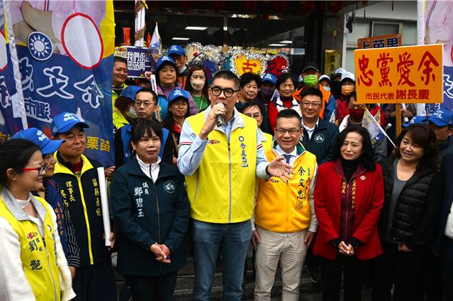 国民党副主席连胜文（前右四）表示，党内组织改革并非裁撤，是为求进步才做调整。（李京升摄）