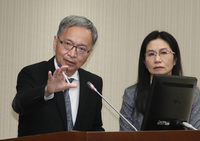 立法院社会福利及卫生环境委员会7日邀请卫生福利部部长薛瑞元（左）、中央健康保险署、食品药物管理署就「健保药价调整，药厂停产慢性病用药之因应作为」进行专题报告，并备质询。（刘宗龙摄）