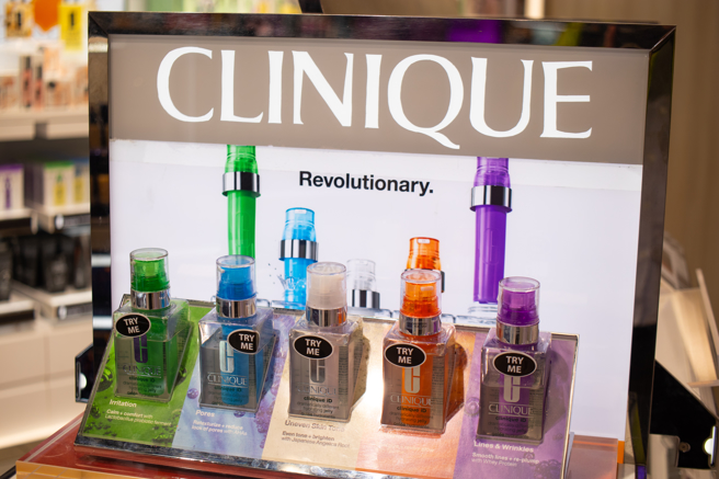 美國獨立實驗室Valisure宣布，包含雅詩蘭黛集團的倩碧（Clinique）在內等眾多品牌的抗痘產品含有致癌物「苯」。（圖：Shutterstock／達志）