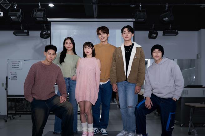 王品澔率領伊林男女模特兒示範指導同學們台步。（伊林提供）