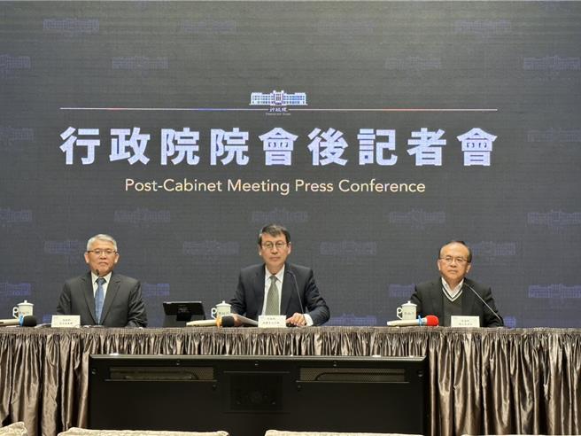 行政院会今（7）日修正道路交通管理处罚条例，1200元以下罚锾的微罪不记点、不能检举，及径行举发（科技执法、民眾检举）也不记点。（黄婉婷摄）