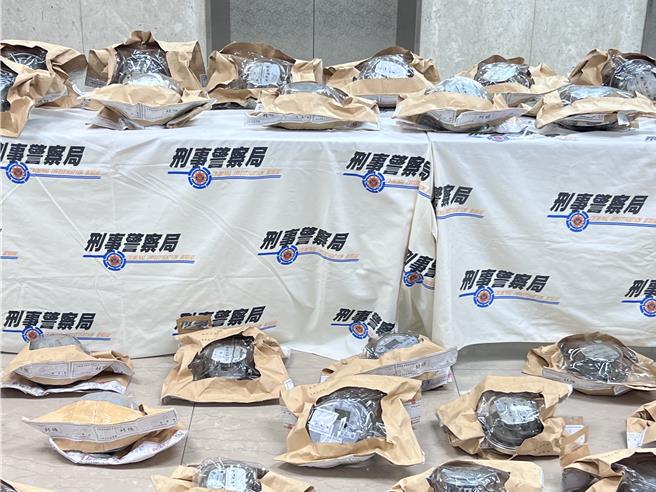 刑事局破獲全台最大竊電集團，查獲大批改造電錶等贓證物。（翻攝照片／林郁平台北傳真）