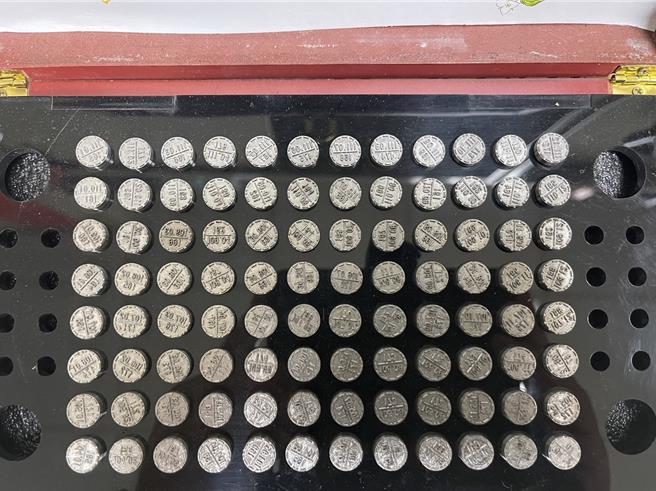 刑事局破獲全台最大竊電集團，查獲大批改造電錶等贓證物。（翻攝照片／林郁平台北傳真）