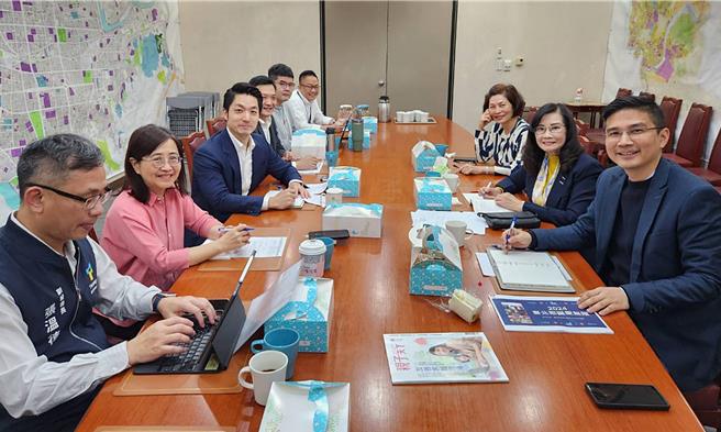 国民党台北市议员秦慧珠（右二）透露，5日下午台北市长蒋万安（左三）、副市长林奕华（左二）及局处官员，与她及同一质询组的议员汪志冰及曾献莹「喝茶谈市政」。（秦慧珠提供／丁上程台北传真）