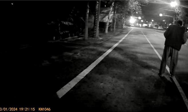 張姓老翁從高雄市失蹤後，1天後出現在嘉義縣水上鄉，被巡邏員警查獲。（水上分局提供∕呂妍庭嘉義傳真）