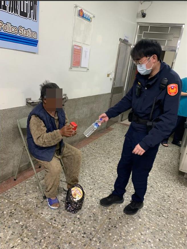 張姓老翁從高雄市失蹤後，1天後出現在嘉義縣水上鄉，被巡邏員警查獲。（水上分局提供∕呂妍庭嘉義傳真）