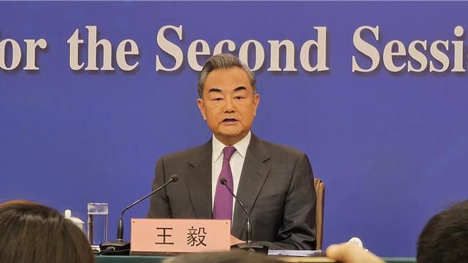 大陸十四屆全國人大二次會議今天（7日）舉行記者會。本場記者會的主題是「中國外交政策和對外關係」。中共中央政治局委員、外交部長王毅出席今天的記者會並回答中外媒體的提問。（藍孝威攝）