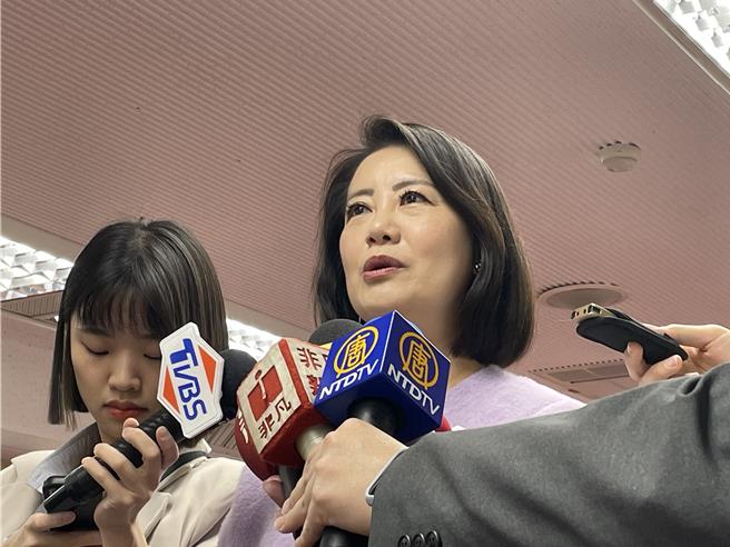 含有致癌成分的「蘇丹紅」辣椒粉流竄全台，藍營16縣市宣布營養午餐暫停使用辣椒粉與咖哩粉等調味料。民進黨立委吳思瑤表示，食安零容忍，不分政黨黨派，不願做政治力解讀。（蔡雯如攝）