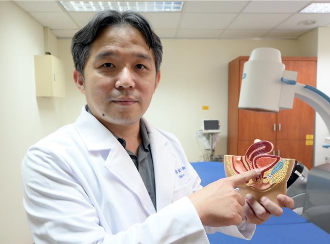 高醫岡山醫院泌尿科醫師李威明7日表示，急迫性尿失禁主因膀胱神經功能失調導致頻尿、漏尿困擾。（高醫岡山醫院籌設營運處提供／林瑞益高雄傳真）