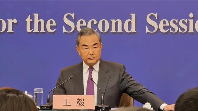 大陸十四屆全國人大二次會議今天（7日）舉行記者會。本場記者會的主題是「中國外交政策和對外關係」。中共中央政治局委員、外交部長王毅出席今天的記者會並回答中外媒體的提問。（藍孝威攝）