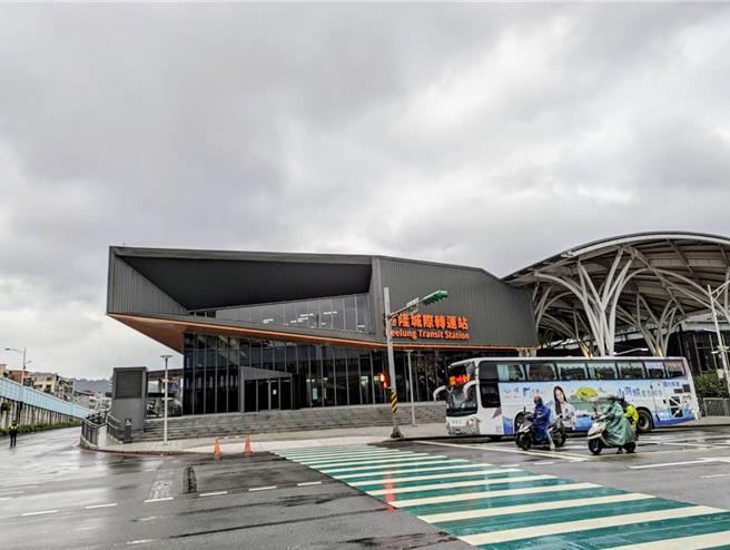 基隆市政府交通处表示，城际转运站将于今年7月启用，开放客运及公车进驻，至于商业空间则将于12月才能启用。（张志康摄）