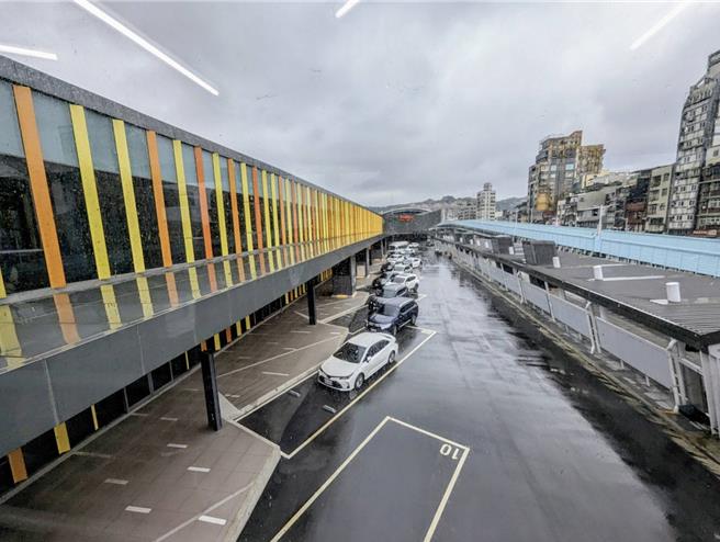 基隆市政府交通处表示，城际转运站将于今年7月启用，开放客运及公车进驻，至于商业空间则将于12月才能启用。（张志康摄）