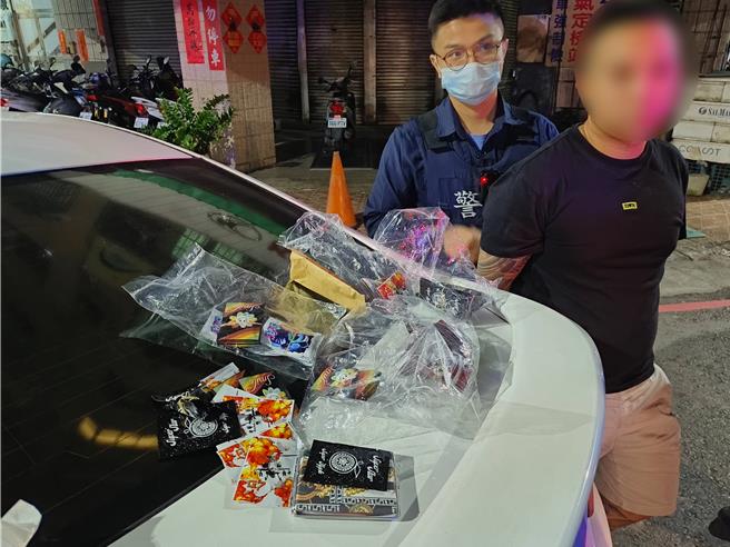 高雄26岁陈姓男子6日半夜将车子临停于红线上，意外被员警起出大量毒品。（高市三民二分局提供／杨舒婷高雄传真）