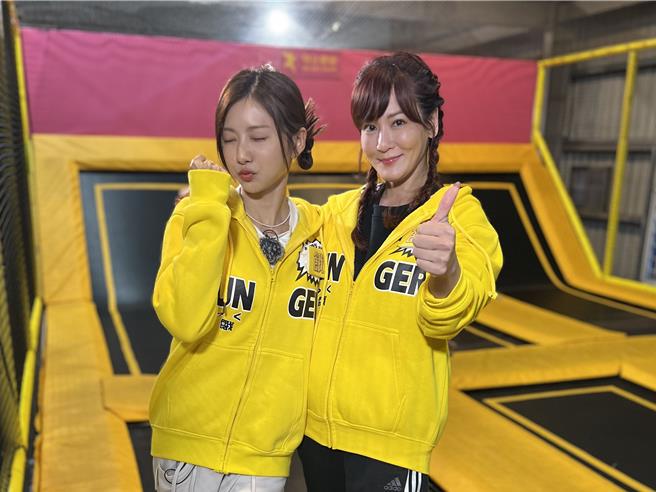 邱琦雯（右）難得上外景節目，這次與蔡黃汝搭檔闖關。（中視提供）