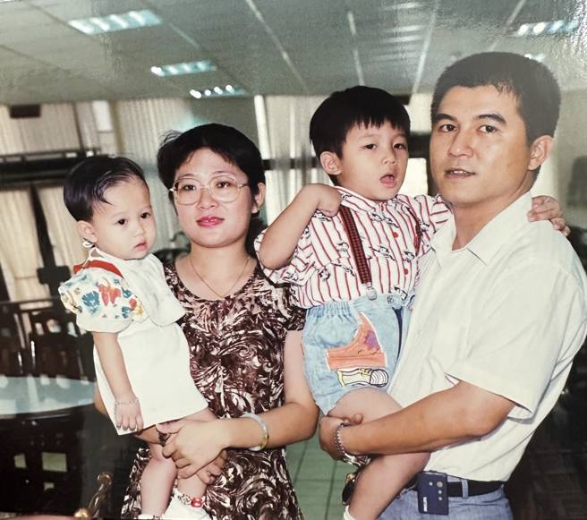 凤梨爸被指神似男星吴奇隆、齐秦。（图／FB@凤梨 吴泓逸）