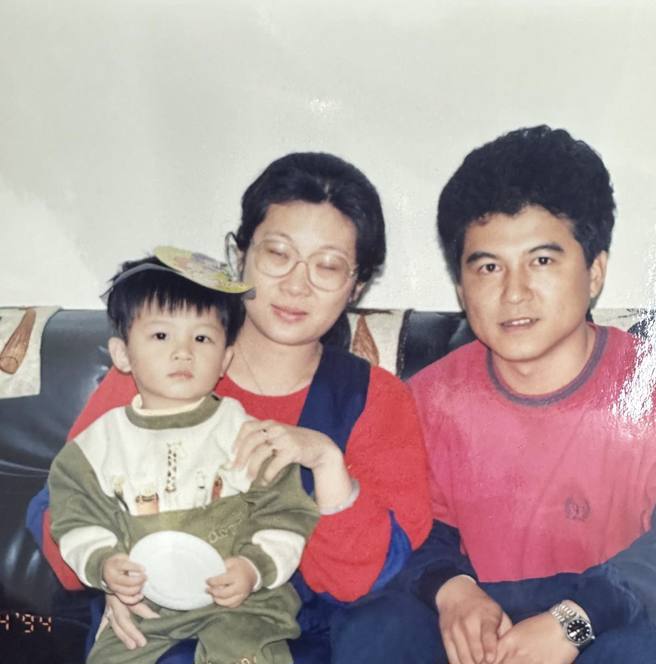 凤梨爸被指神似男星吴奇隆、齐秦。（图／FB@凤梨 吴泓逸）