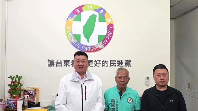 民进党副秘书长何博文（左）7日赴台东关心大武乡长补选选情，期望党内提名乡长参选人萧国书（中）发挥创党精神开疆辟土。（民进党台东县党部提供／蔡旻妤台东传真）