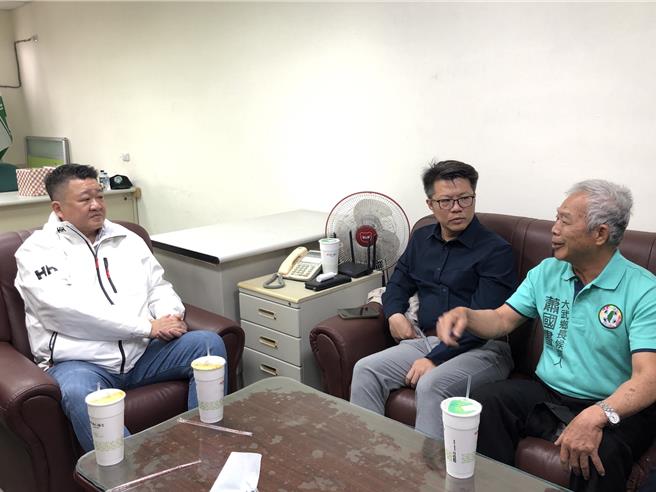 民进党副秘书长何博文（左）7日赴台东关心大武乡长补选选情，期望党内提名乡长参选人萧国书（右）发挥创党精神开疆辟土。（民进党台东县党部提供／蔡旻妤台东传真）