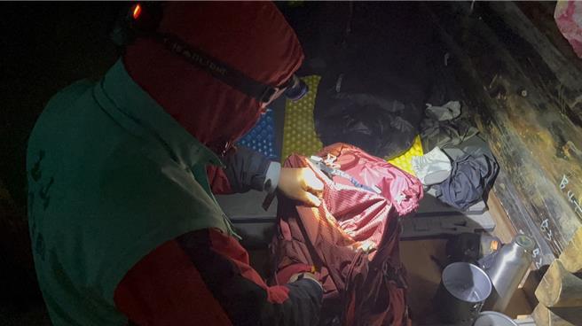 张姓夫妇登南玉山，在玉山圆峰山屋留下睡袋、大背包及炊具失联，搜救人员冒着强风雾雨搜救中。（玉山国家公园提供／杨静茹南投传真）