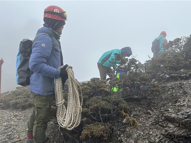玉管处人员昨前往鹿山、东小南山、玉山南峰搜索未果，7日获报在玉山南峰三叉峰发现疑似失联者登山杖。（玉山国家公园提供／杨静茹南投传真）