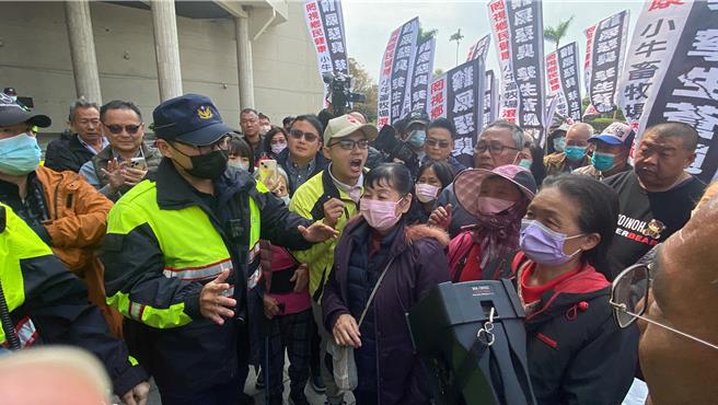 300多位彰化县芳苑乡民7日到彰化县政府前拉布条抗议，并游行到彰化县议会，表达反对养鸡场动工的立场。（孙英哲摄）