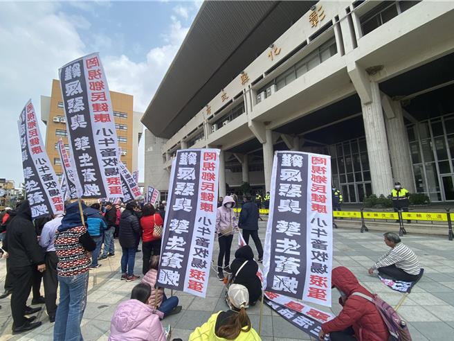 300多位彰化县芳苑乡民7日到彰化县政府前拉布条抗议，并游行到彰化县议会，表达反对养鸡场动工的立场。（孙英哲摄）