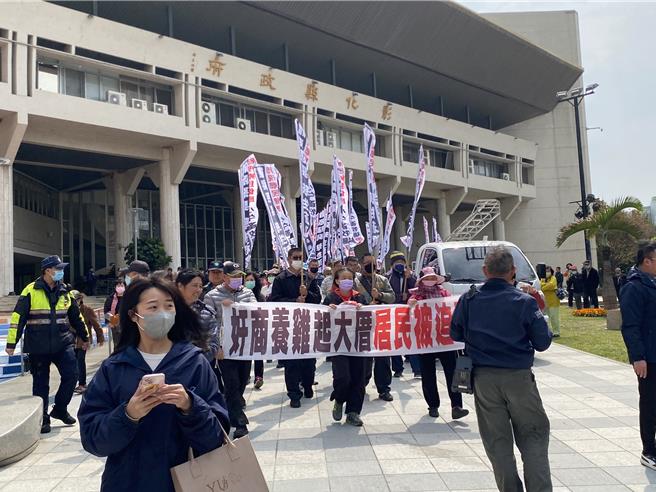 300多位彰化县芳苑乡民7日到彰化县政府前拉布条抗议，并游行到彰化县议会，表达反对养鸡场动工的立场。（孙英哲摄）