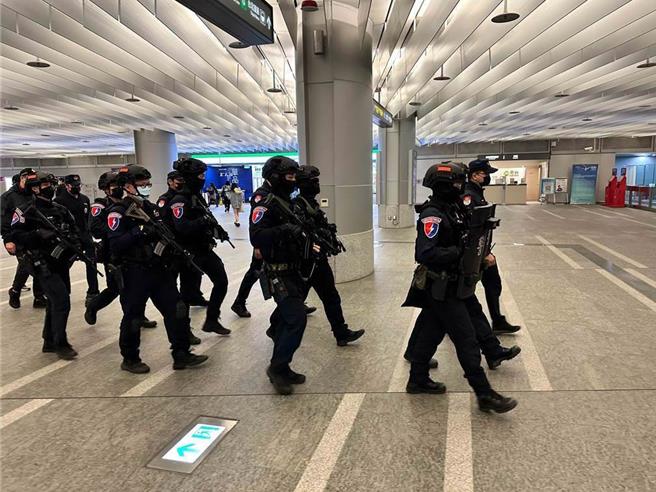 陈姓男子放话要到板南线砍人，遭警方循线逮捕，图为捷警在站内巡逻。（本报资料照片）