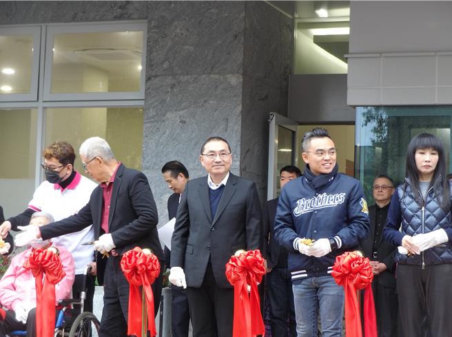 新北市長侯友宜（中）與天使居長照創辦人王建煊（左）、立委洪孟楷（右）等7日出席「林口鑫淼天使居」竣工典禮。（張鎧乙攝）