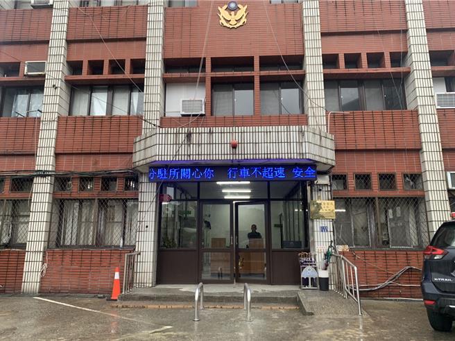 近日遭撞的八堵分驻所，先前设置暂时性防撞石墩，6日再完成设置固定式的「高强度防撞钢架车挡」，在视觉上较不突兀，并能达到防撞效果。（徐佑升摄）